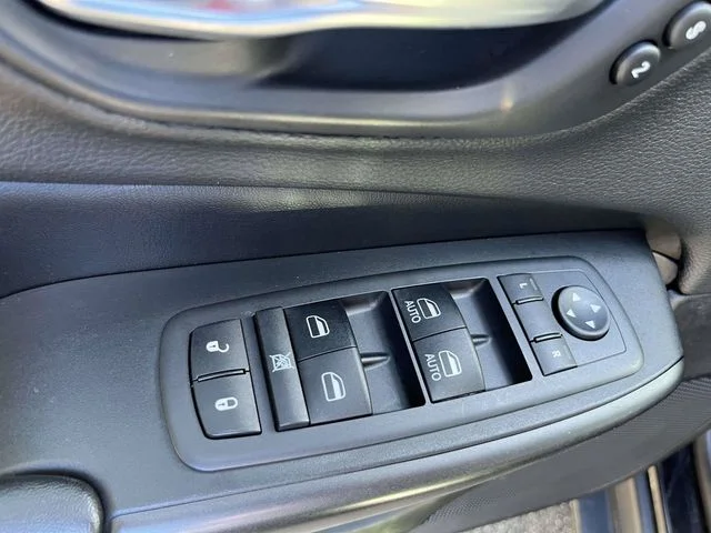 Used 2019 Diamond Black Jeep Trailhawk image 18