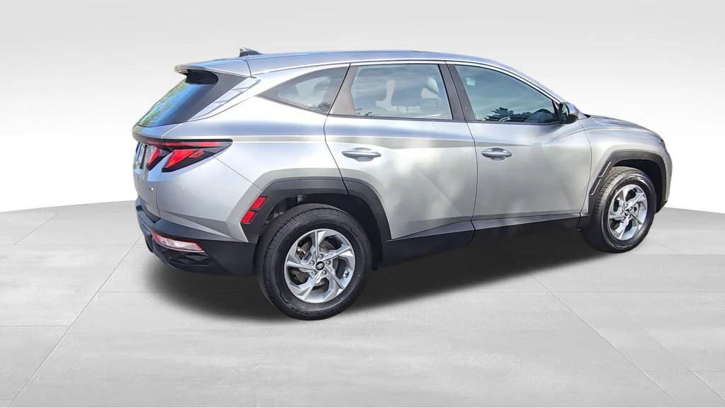 Used 2022 Shimmering Silver Hyundai SE image 9