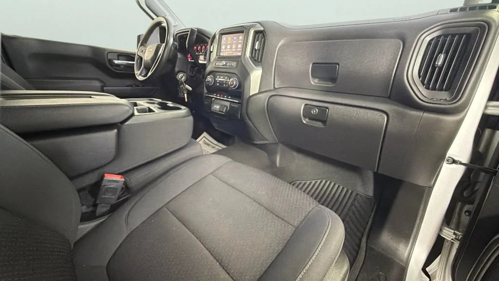 Used 2022 Silver Ice Metallic Chevrolet Custom image 37