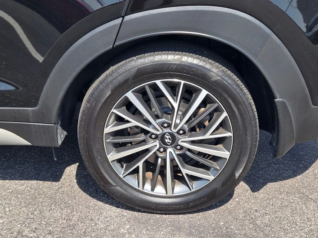 Used 2021 Black Hyundai Ultimate image 16