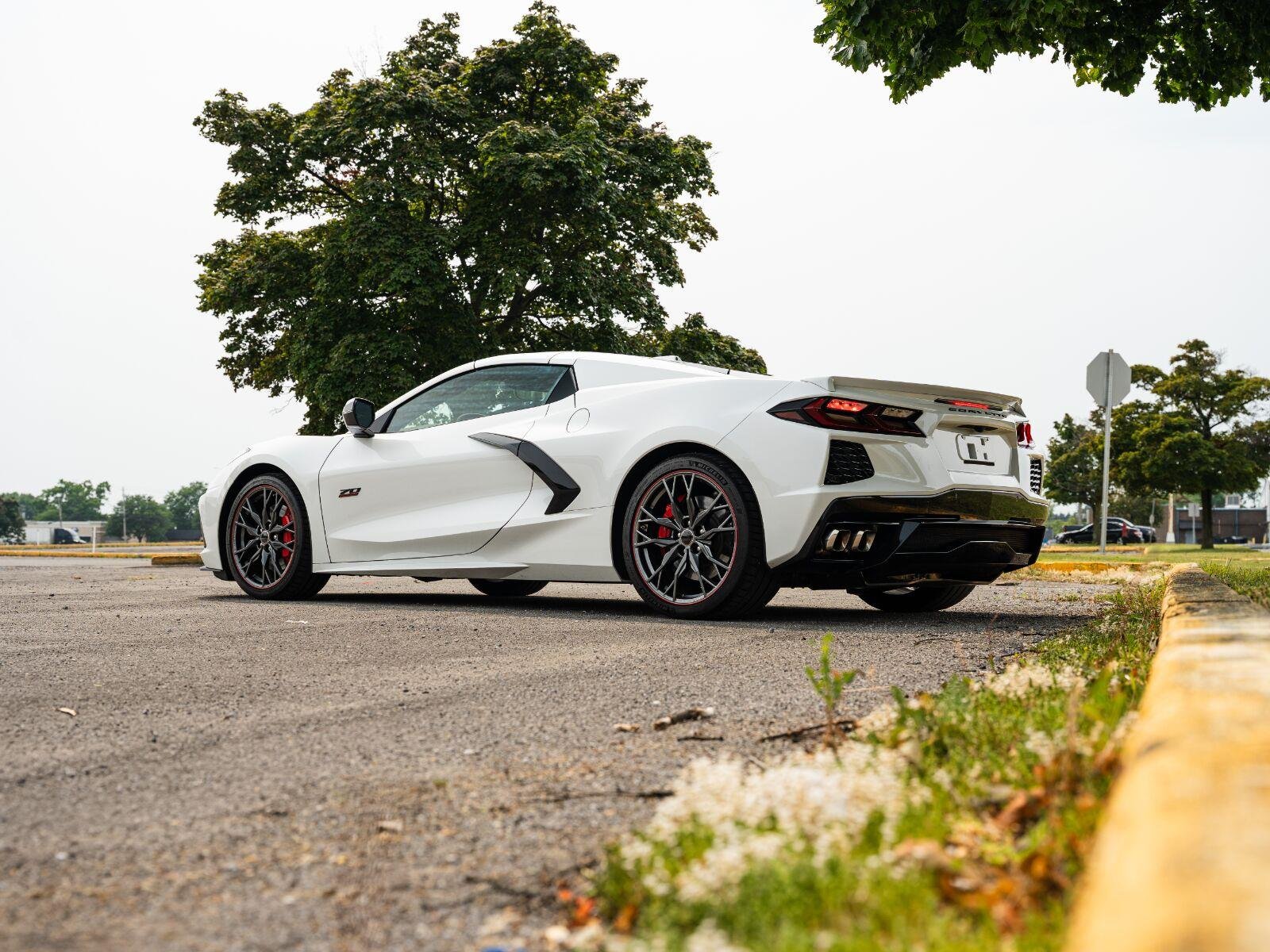 Used 2023 White Pearl Metallic Tricoat Chevrolet Stingray image 9