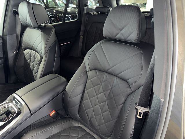 New 2026 Manhattan Green Metallic BMW xDrive50e image 24