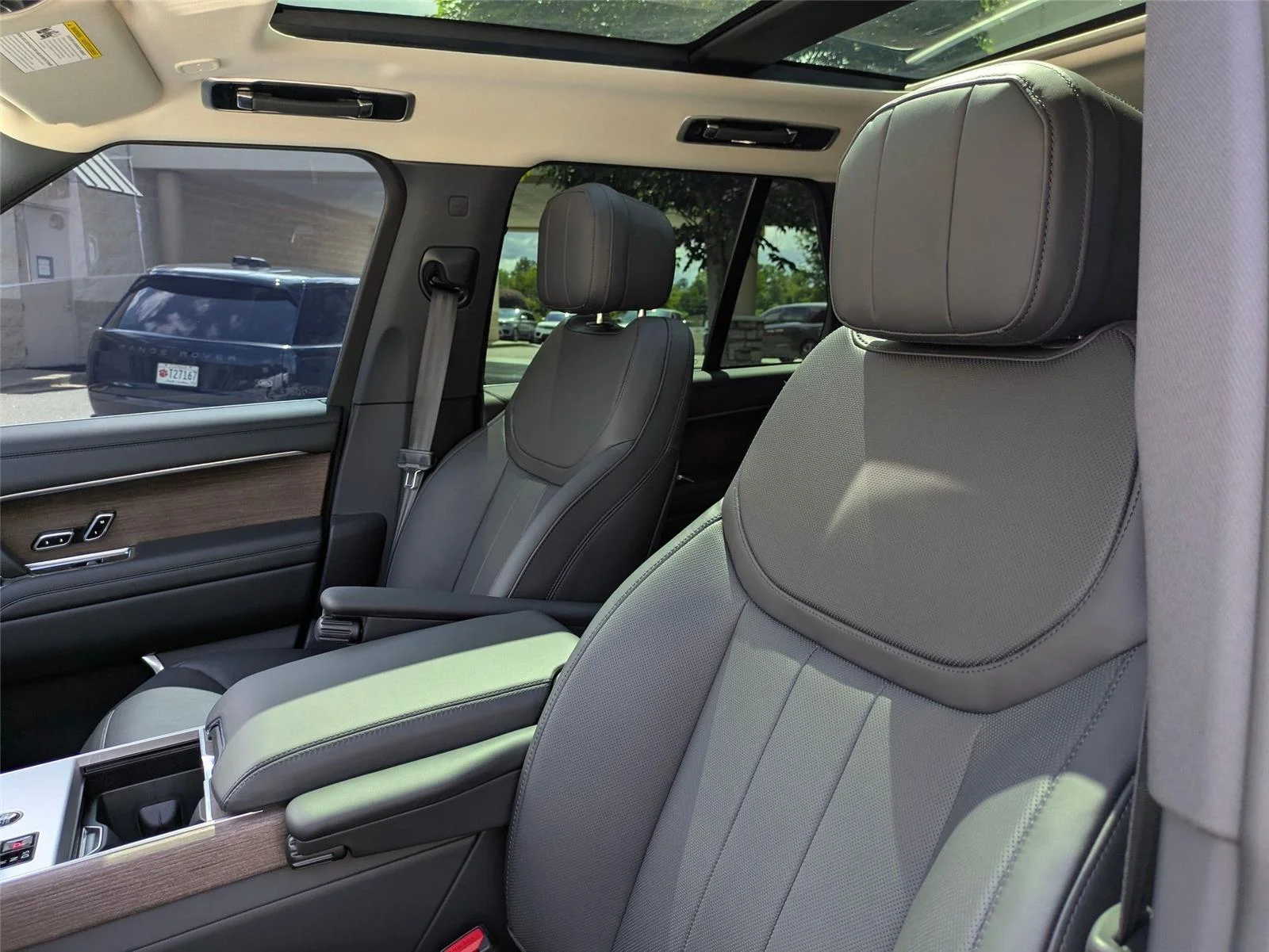 Used 2025  Land Rover SE image 14