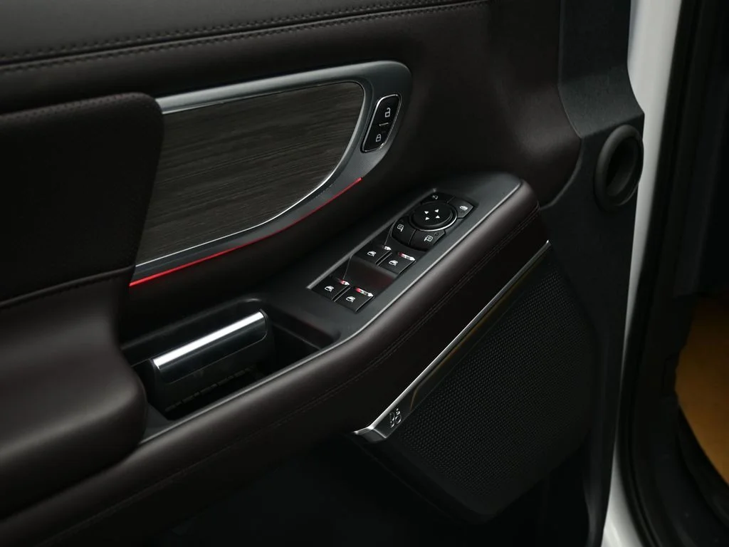 New 2025 Oxford White Ford Platinum image 9