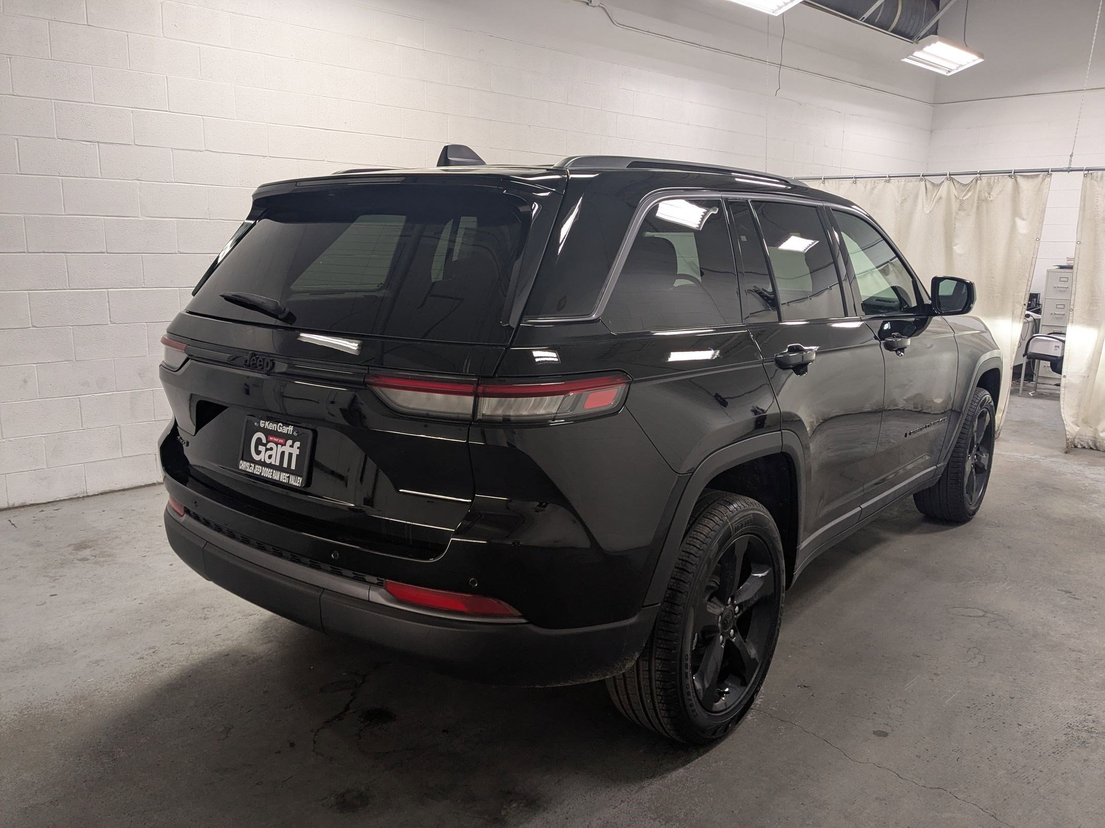 New 2026 Diamond Black Crystal Pearl-Coat Exterior Paint Jeep Limited image 4