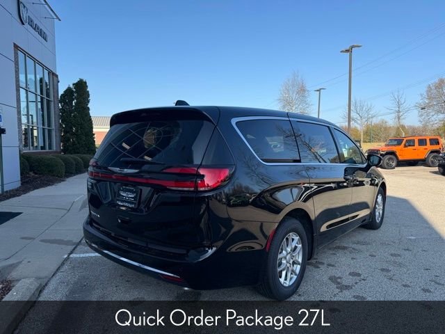 New 2026 Diamond Black Crystal Pearl-Coat Exterior Paint Chrysler Select image 5