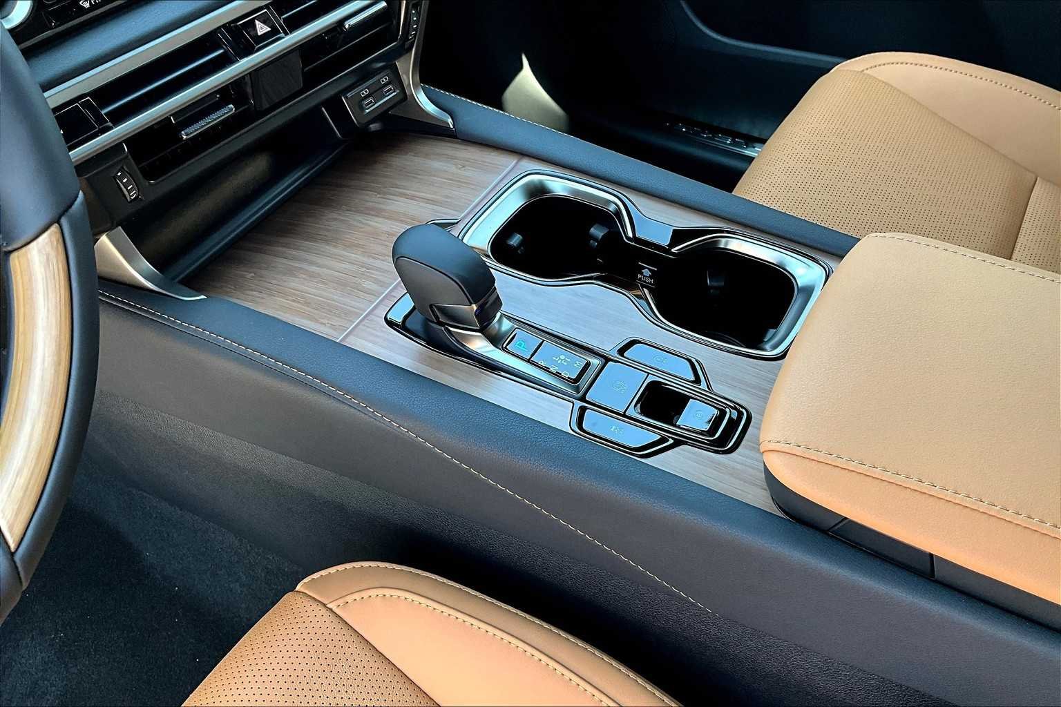 Used 2025 Eminent White Pearl Lexus Premium Plus image 7