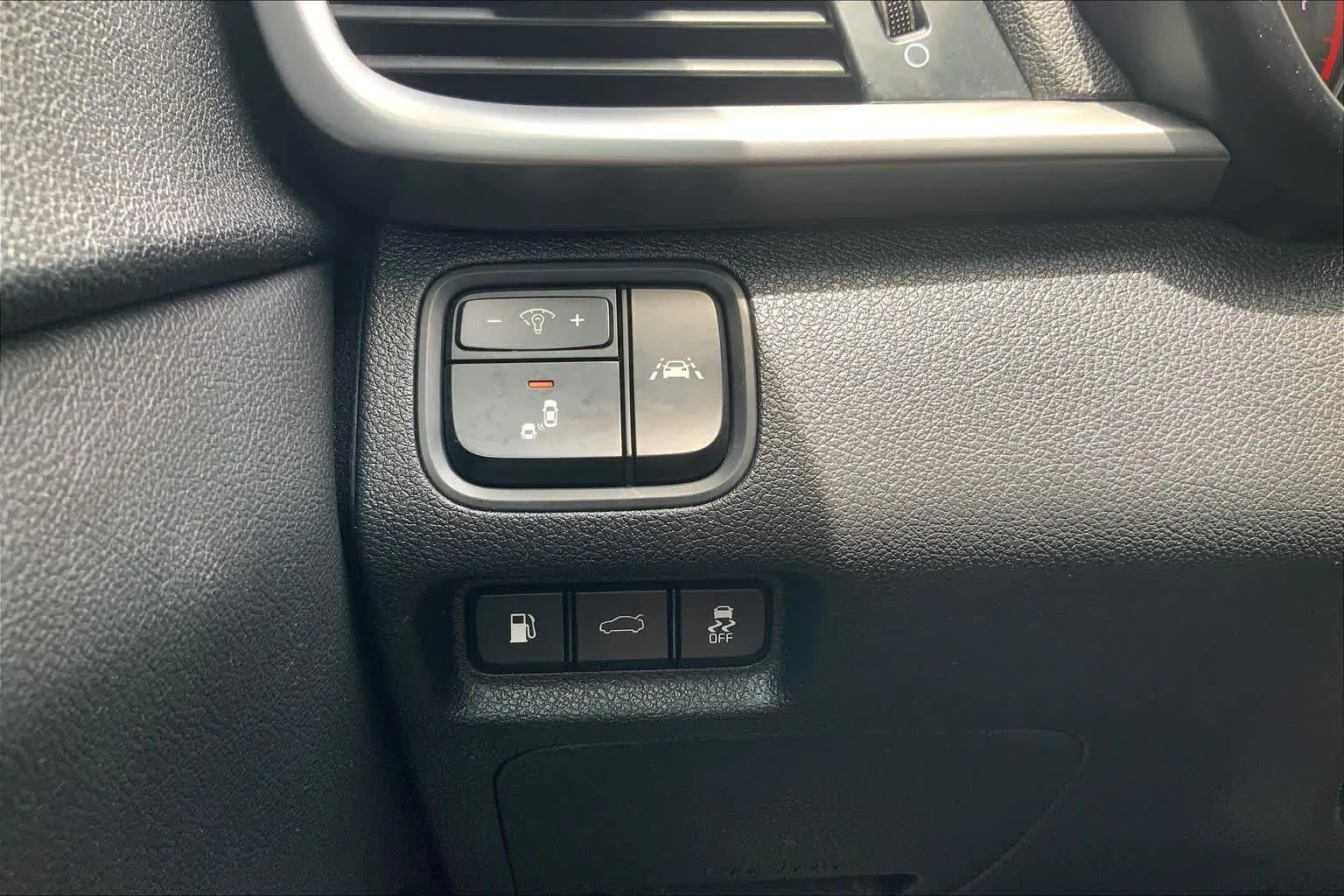 Used 2020 Sparkling Silver Kia LX image 30