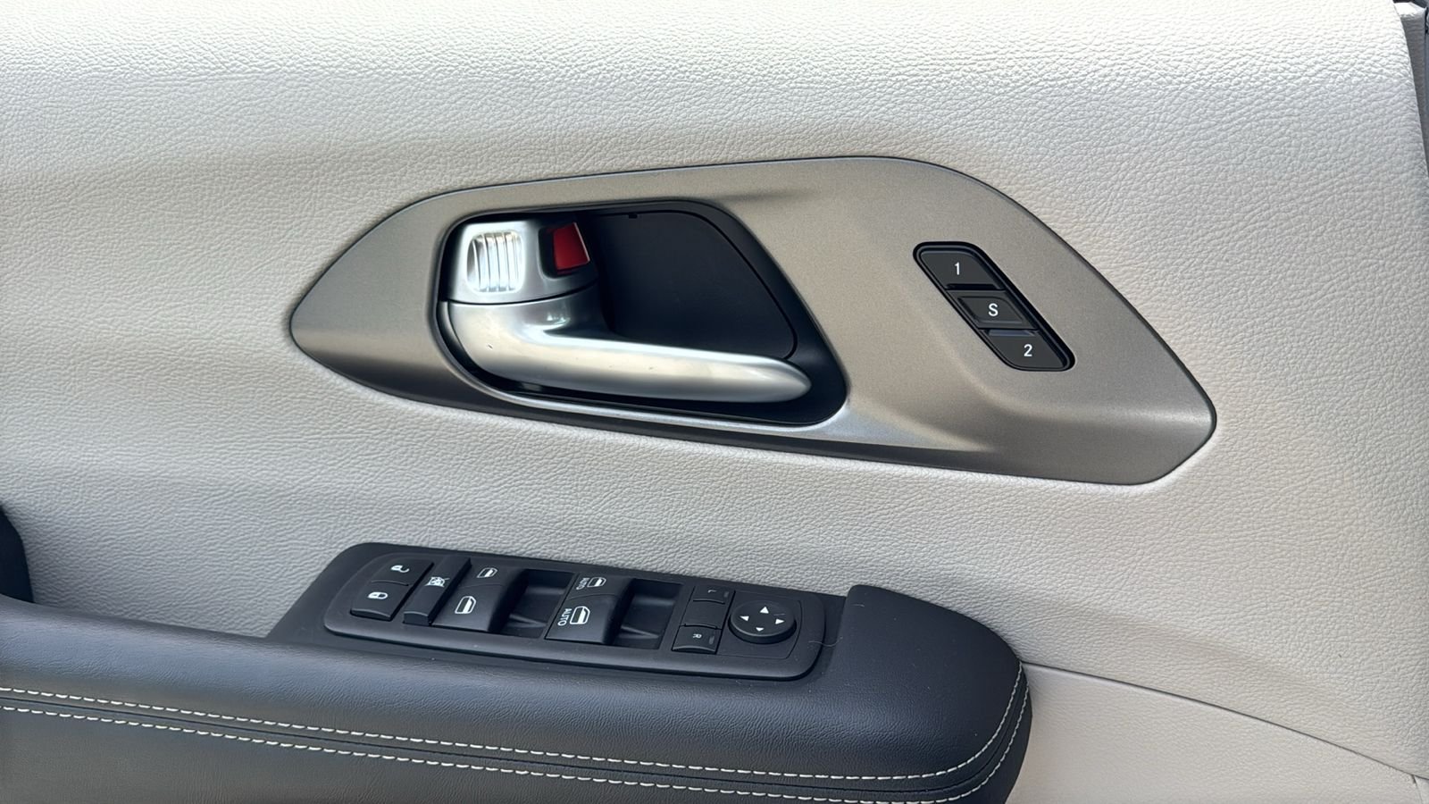 Used 2024 Silver Chrysler Touring L image 19