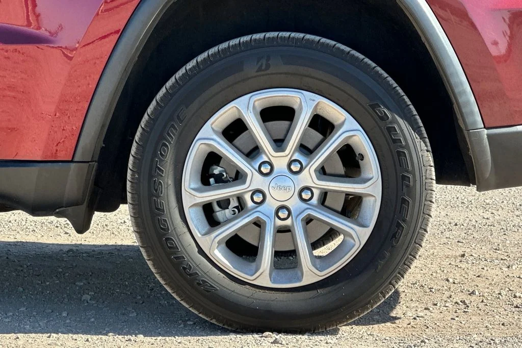 Used 2021 Velvet Red Pearlcoat Jeep Laredo E image 28