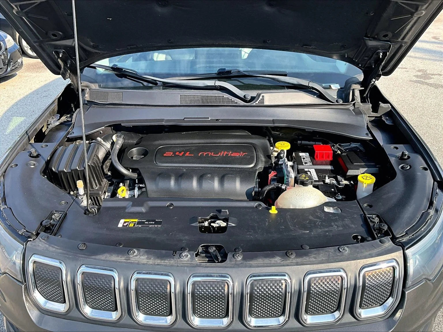 Used 2022 Gray Jeep Latitude image 9