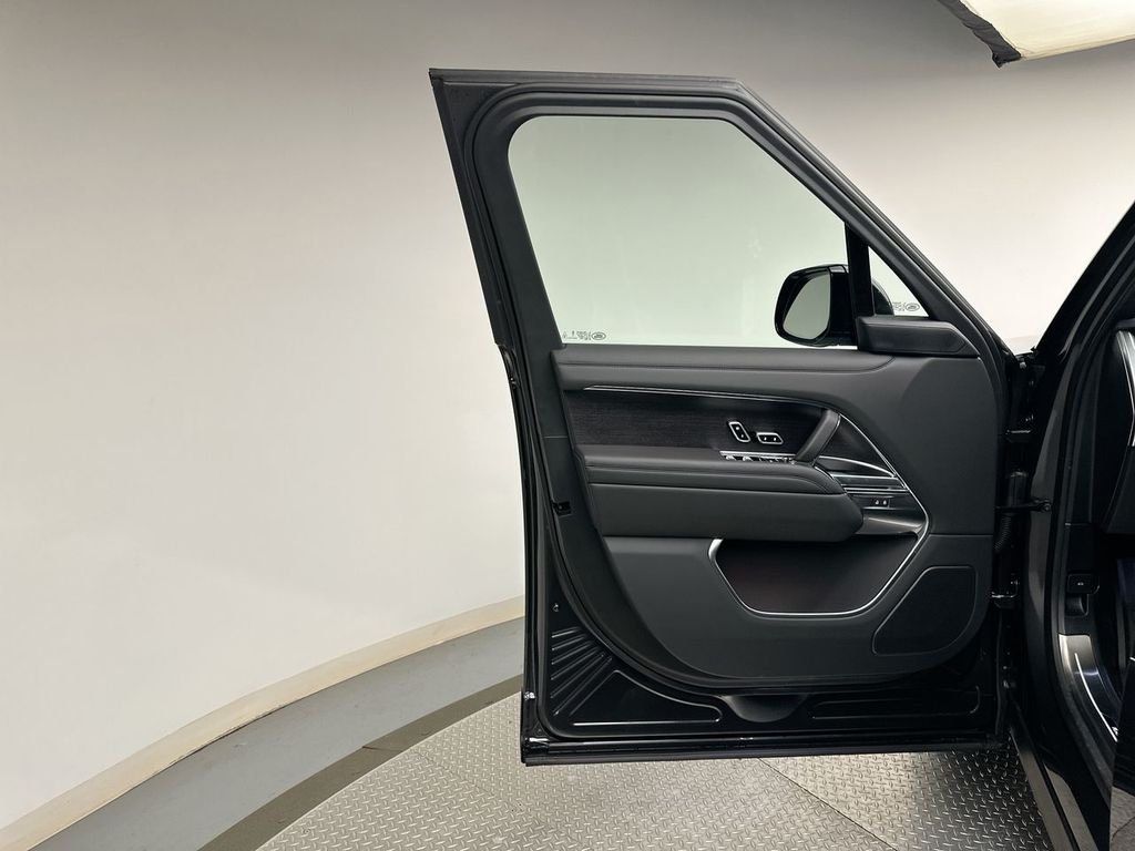 New 2026 Carpathian Gray Premium Metallic Land Rover SE image 9