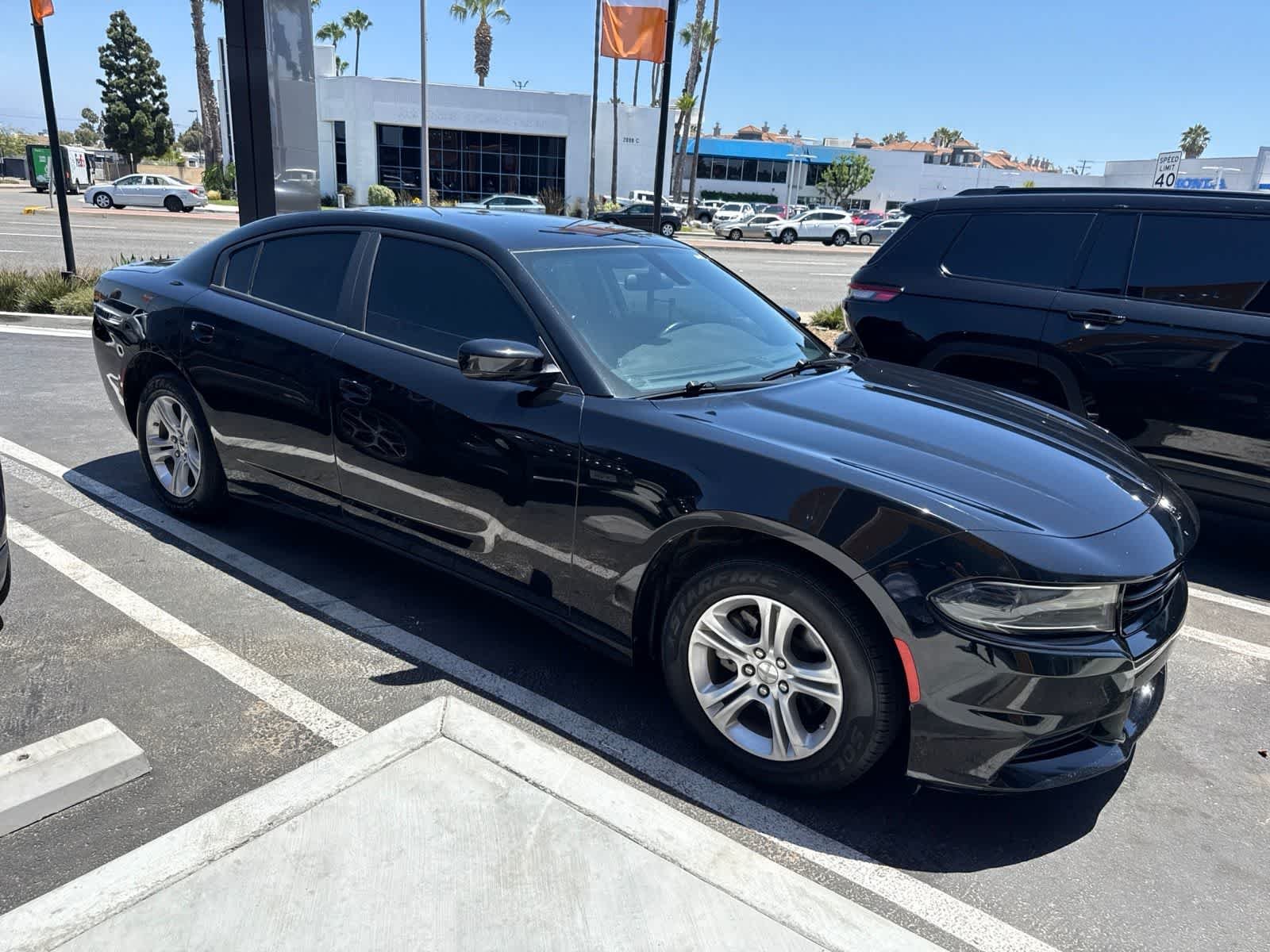 Used 2022 Pitch Black Clearcoat Dodge SXT image 21