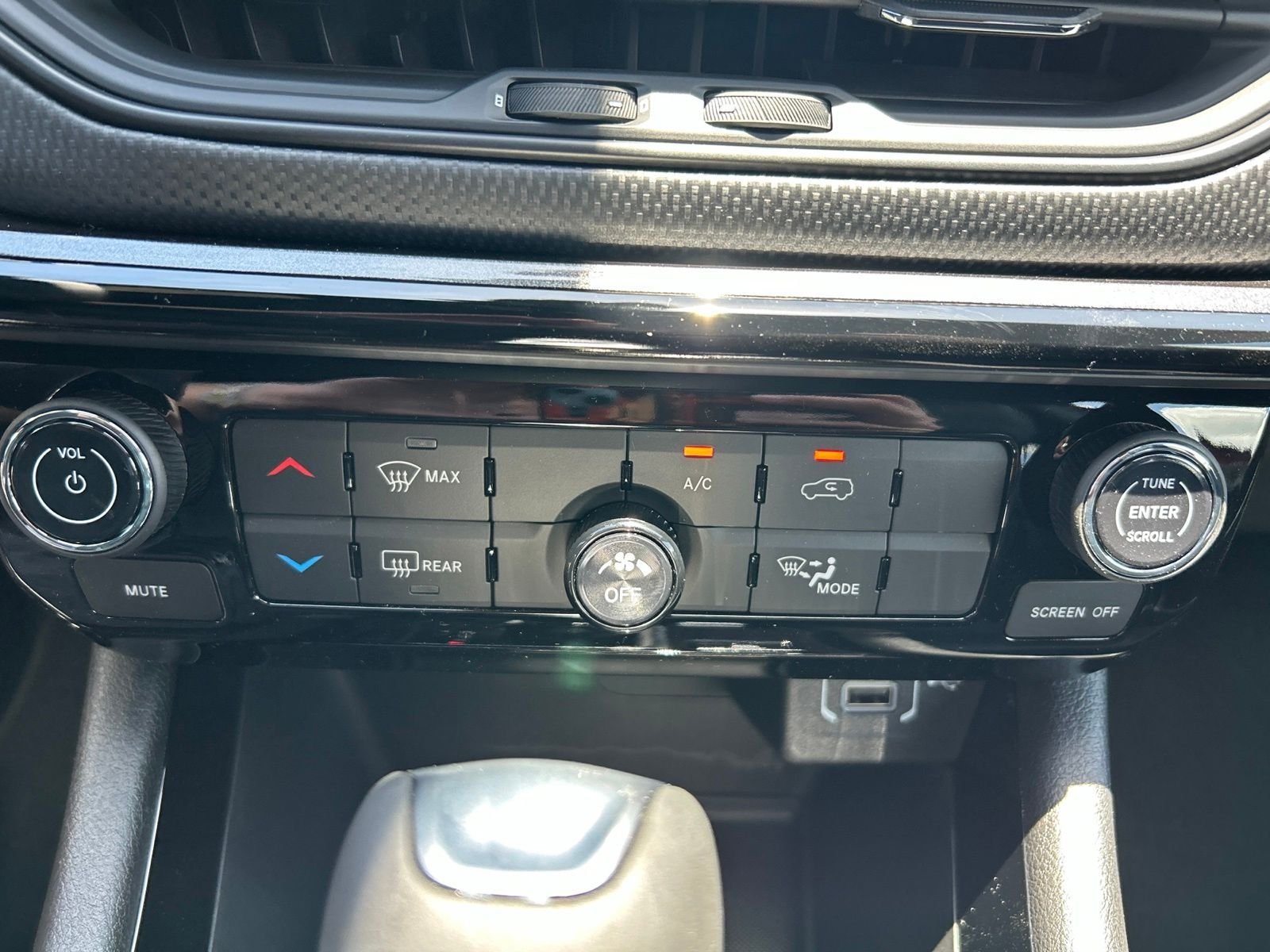 New 2026 Red Hot Pearl-Coat Exterior Paint Jeep Latitude image 28