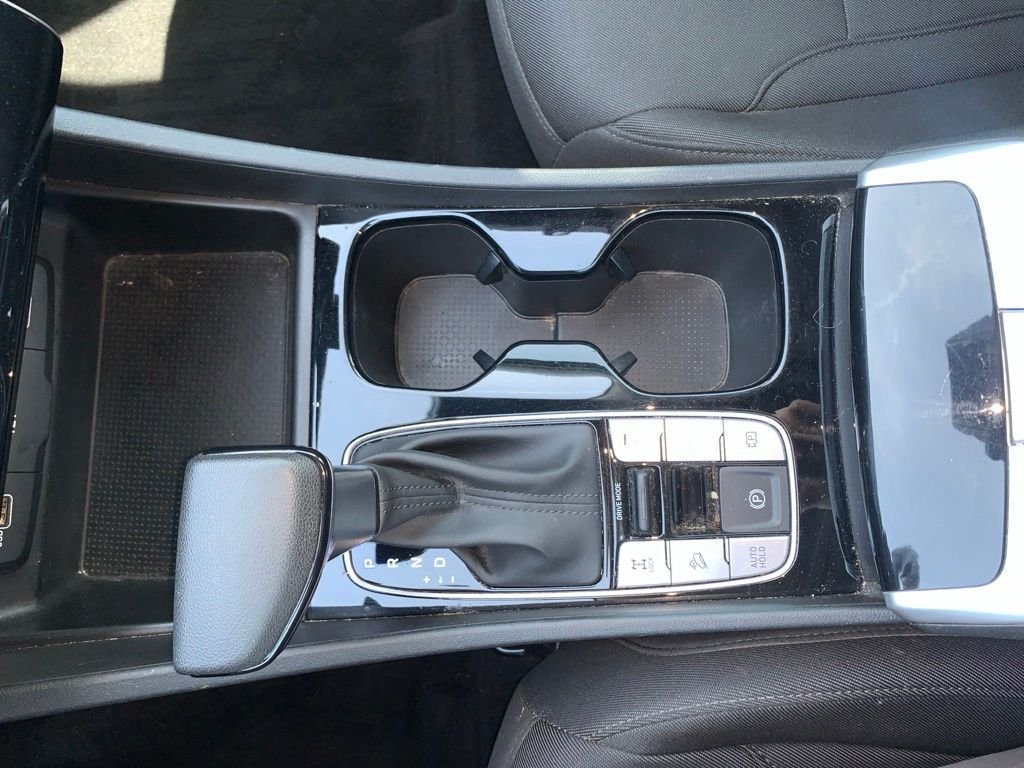 Used 2023 White Hyundai SE image 17