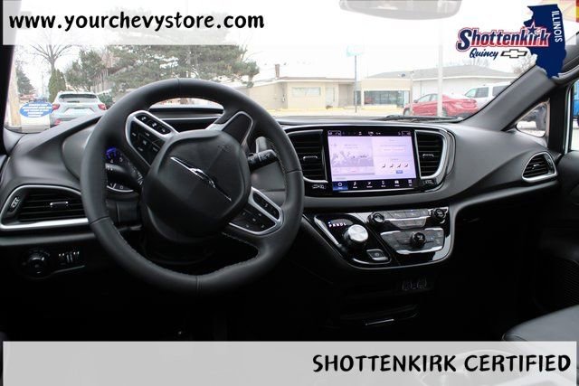 Used 2025 White Chrysler Select image 8