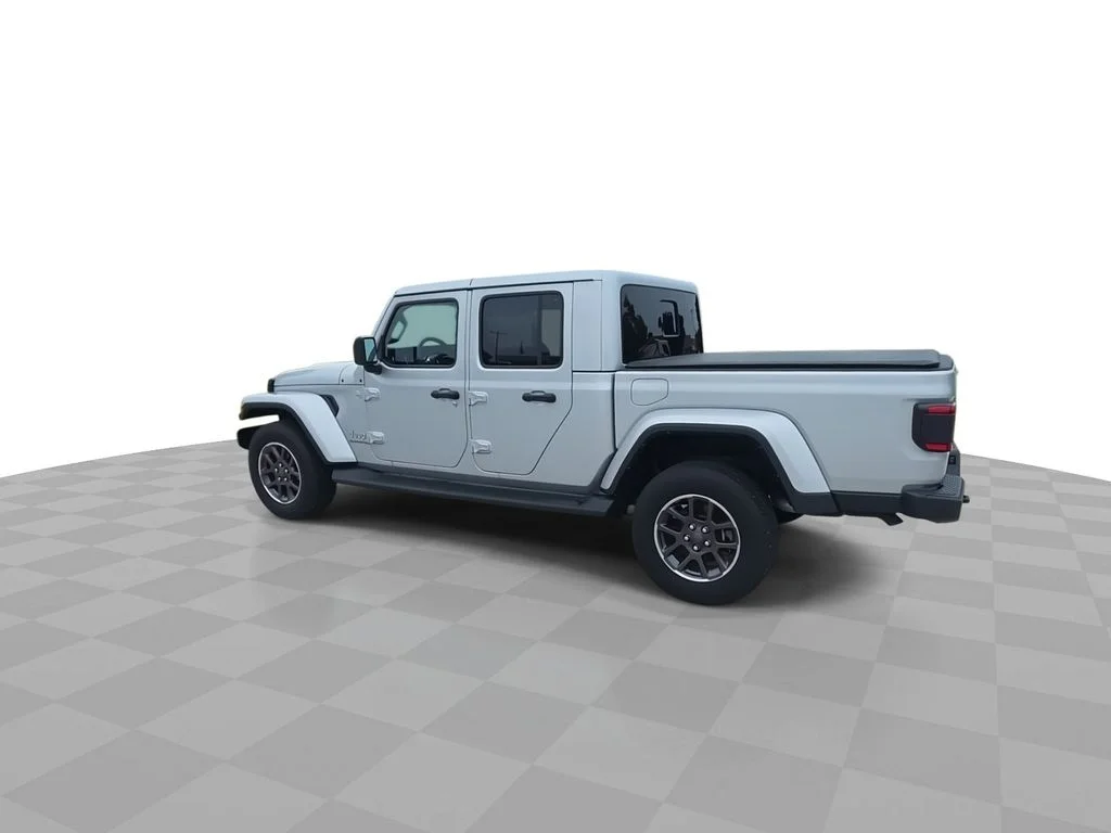Used 2022 Silver Jeep Overland image 6