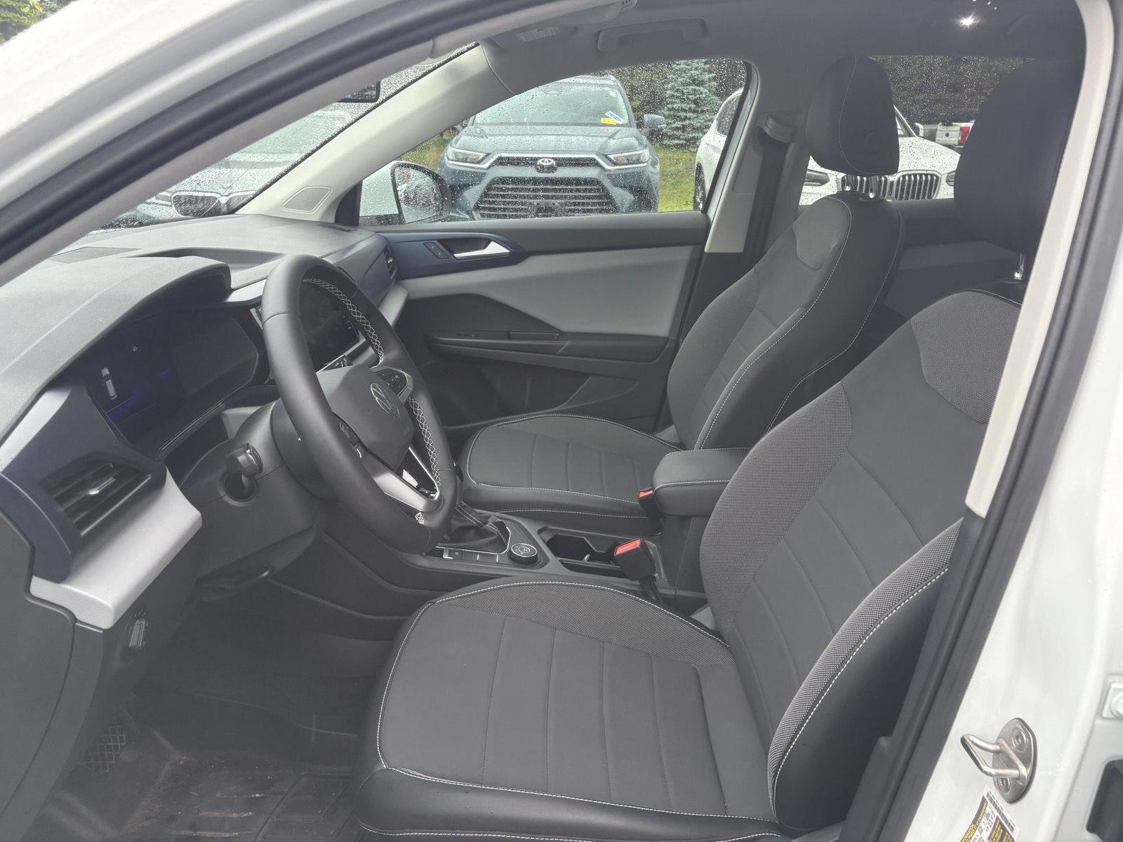 Used 2022 Pure White Volkswagen SE image 2