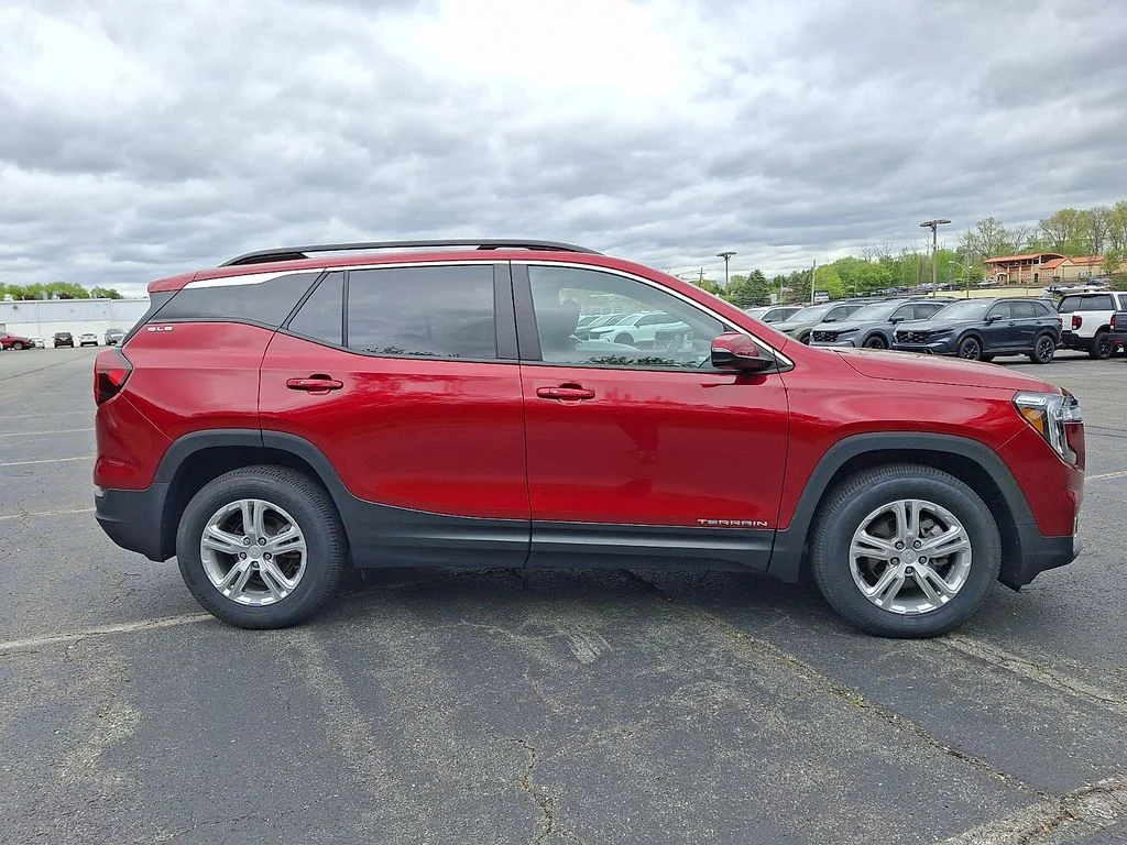 Used 2022 Cayenne Red Tintcoat GMC SLE image 7
