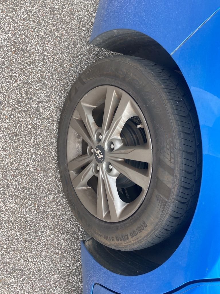 Used 2017 Electric Blue Hyundai SE image 9
