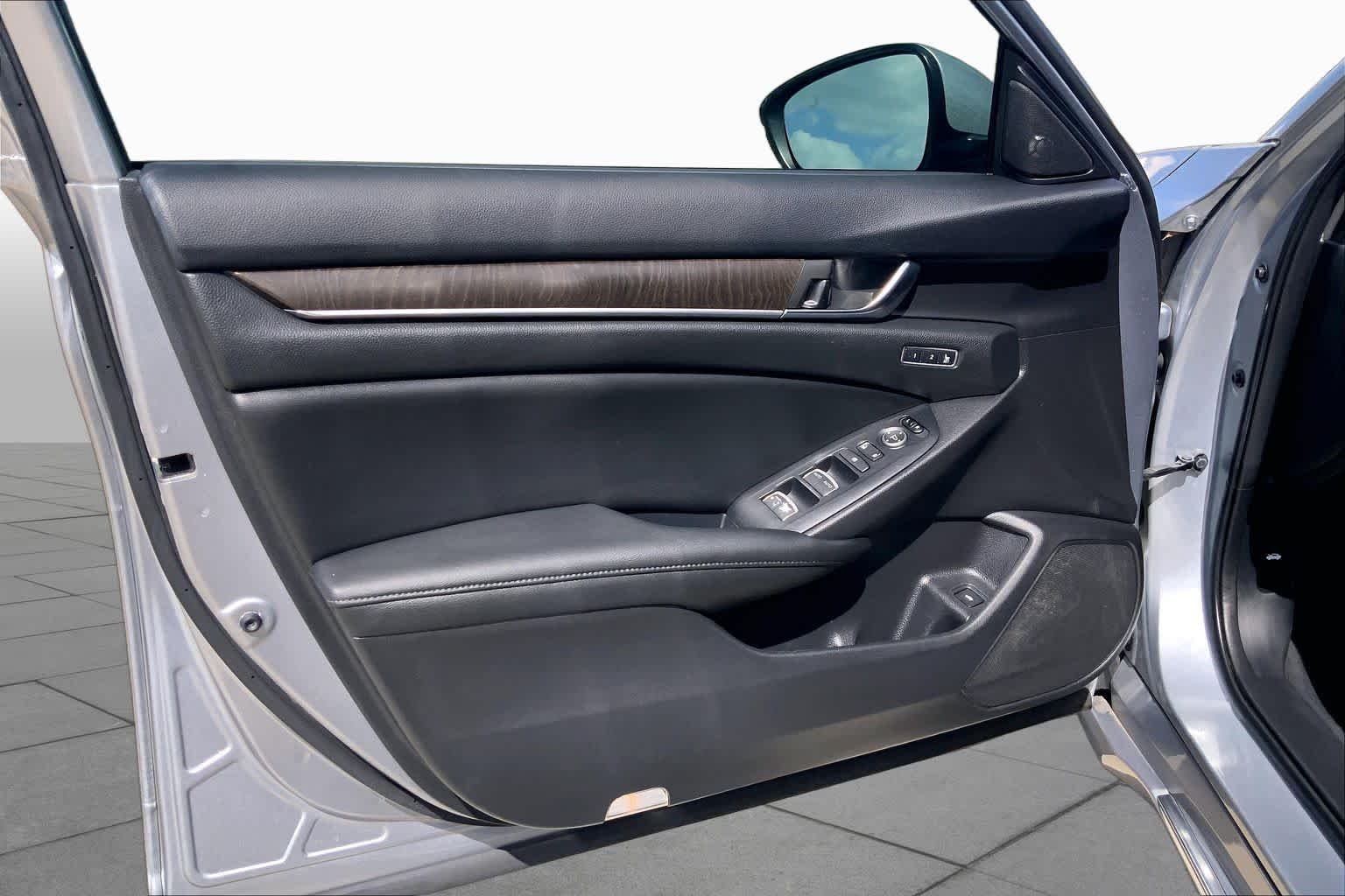Used 2019 Lunar Silver Metallic Honda EX-L image 21