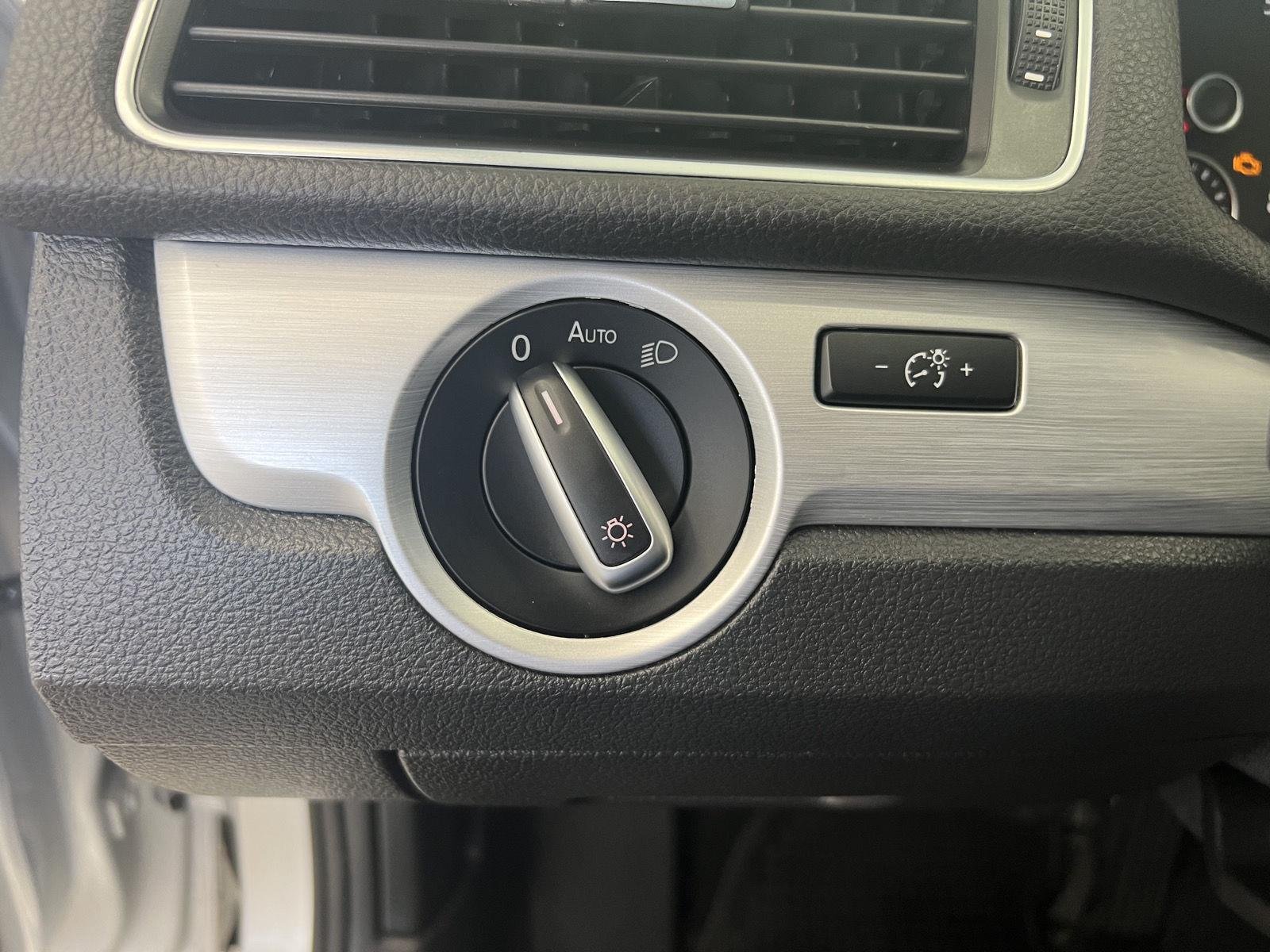 Used 2013 Reflex Silver Metallic Volkswagen 2.5L SE image 14