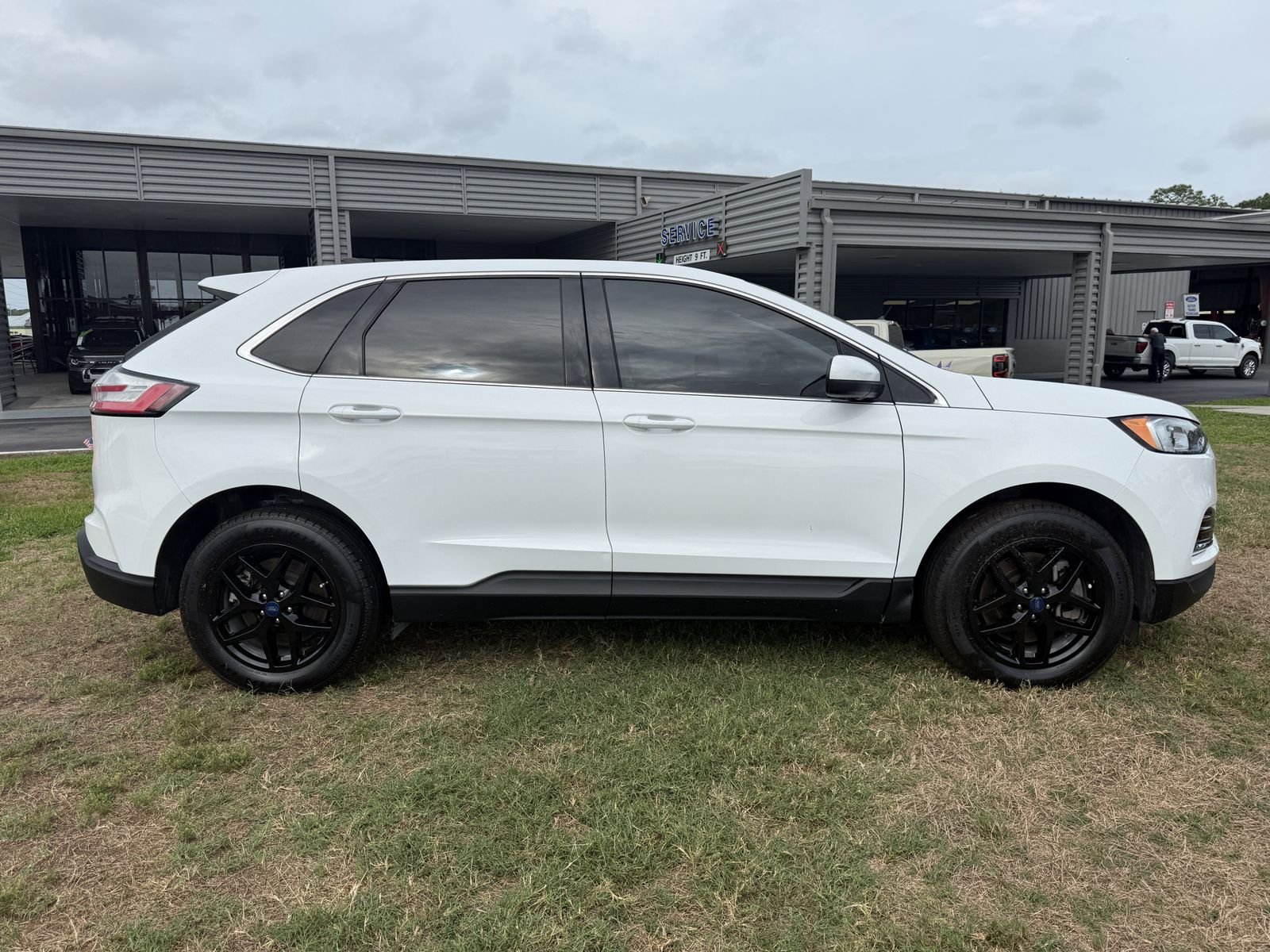 Used 2022 Oxford White Ford SEL image 3
