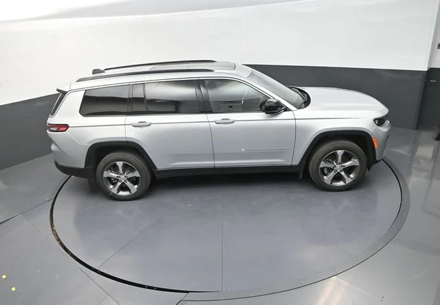 New 2026 Silver Zynith Exterior Paint Jeep Limited image 18