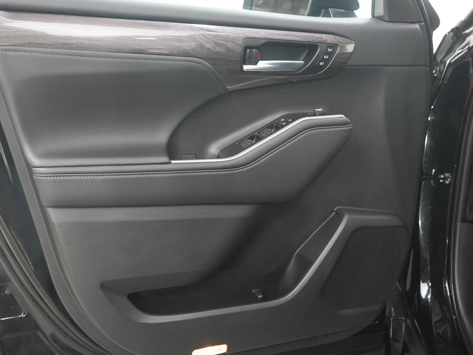 Used 2026  Toyota Hybrid Platinum image 18