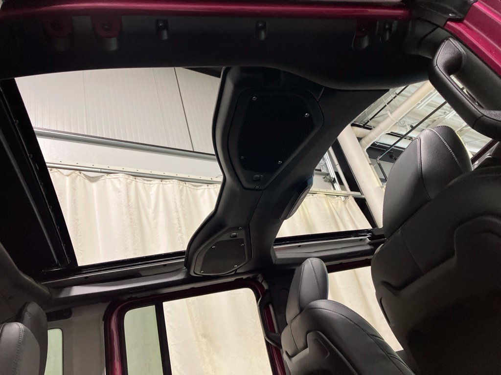 New 2026 Tuscadero Pearl-Coat Exterior Paint Jeep Sahara image 28