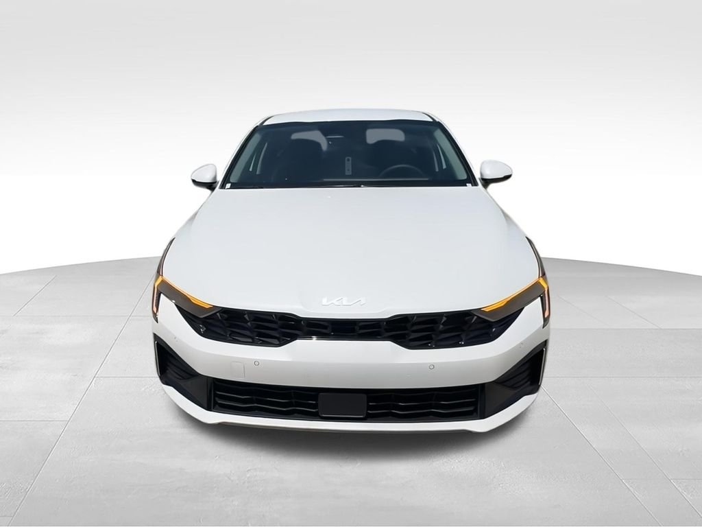 New 2026 White Kia LXS image 3