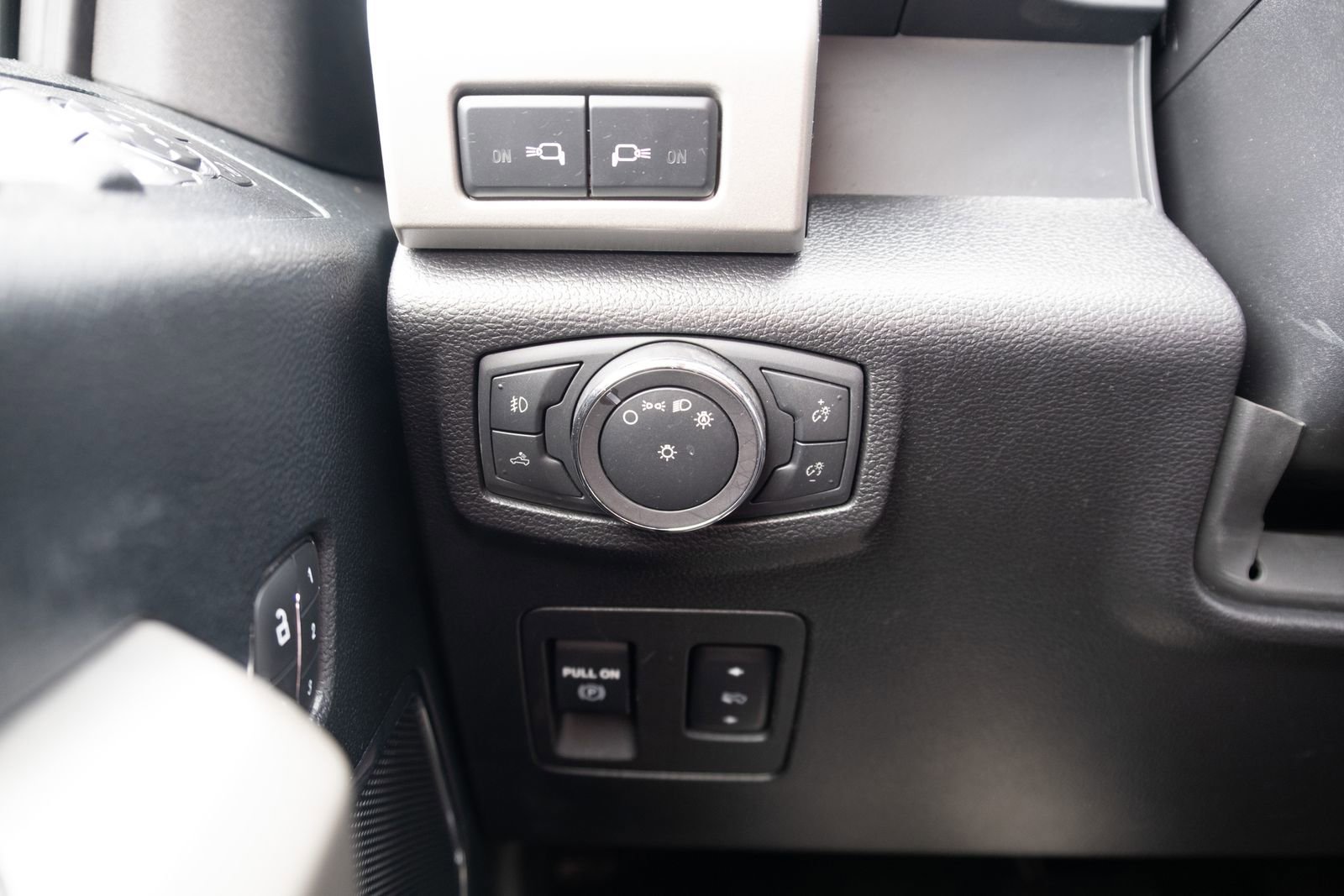 Used 2018  Ford Lariat image 6
