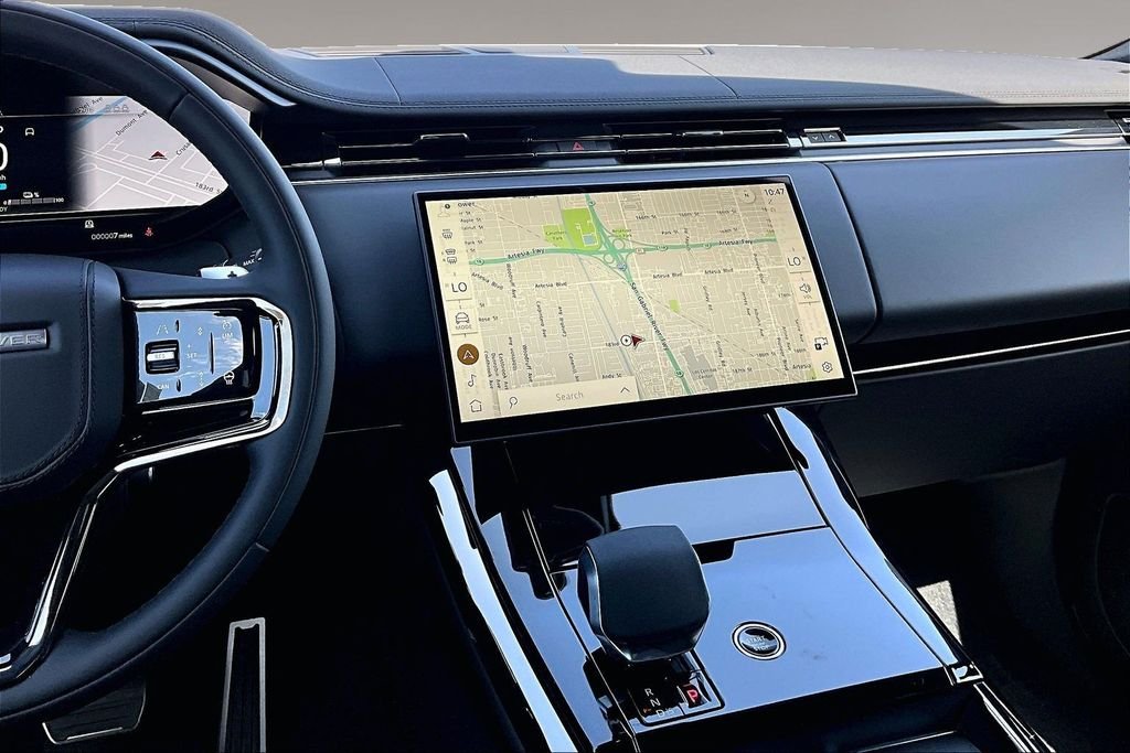 New 2026 FUJI WHITE Land Rover Dynamic SE image 6