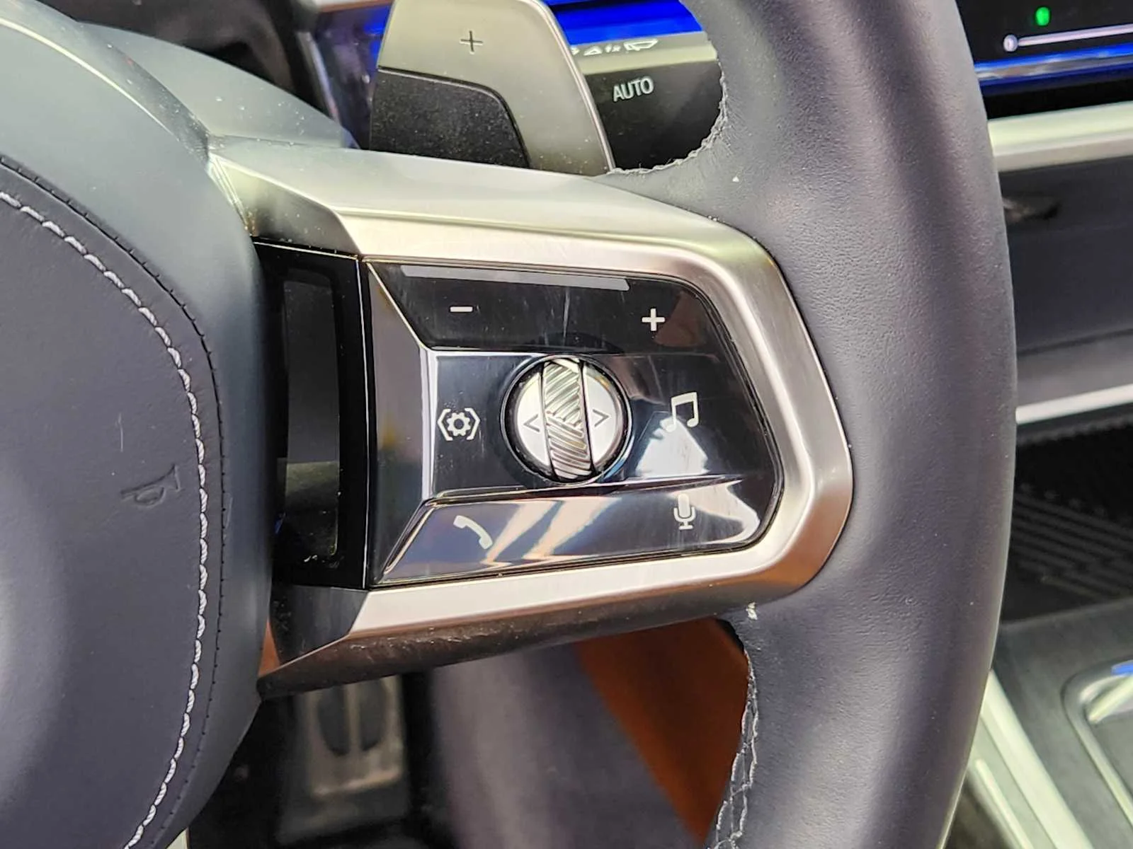 Certified Used 2025 Carbon Black Metallic BMW 760i xDrive image 24