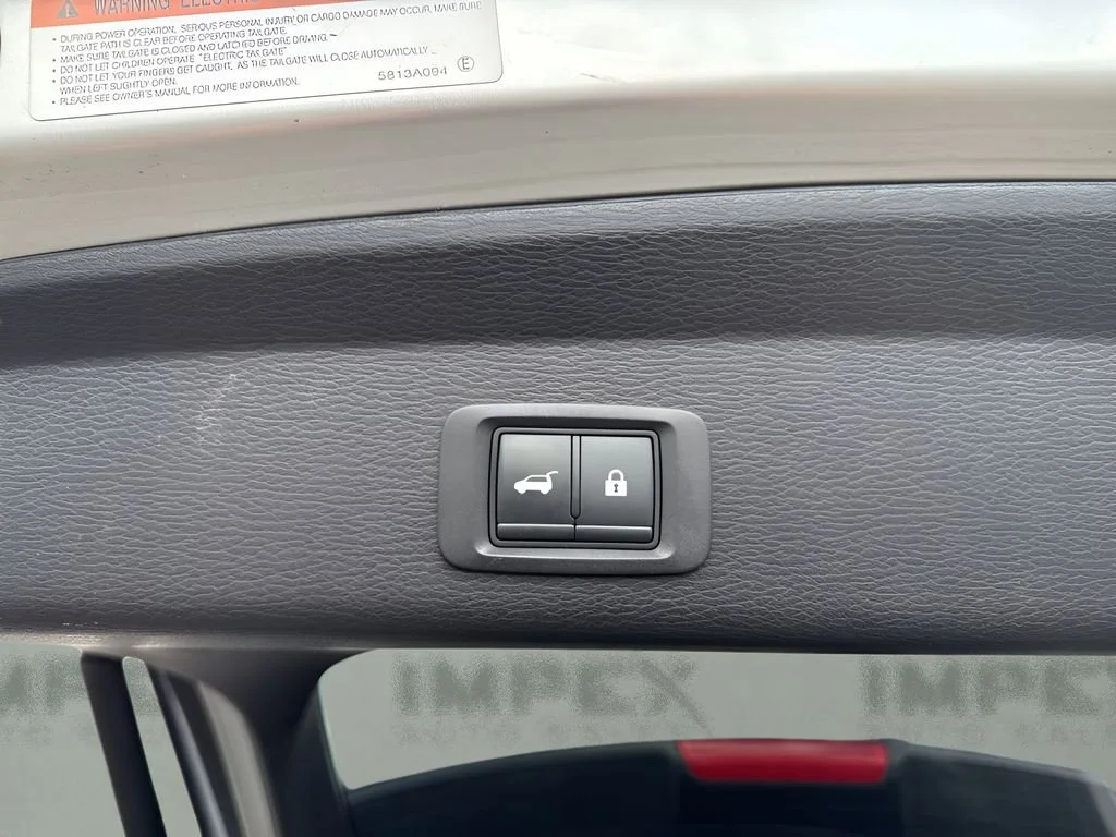Used 2022 Silver Mitsubishi SE image 31