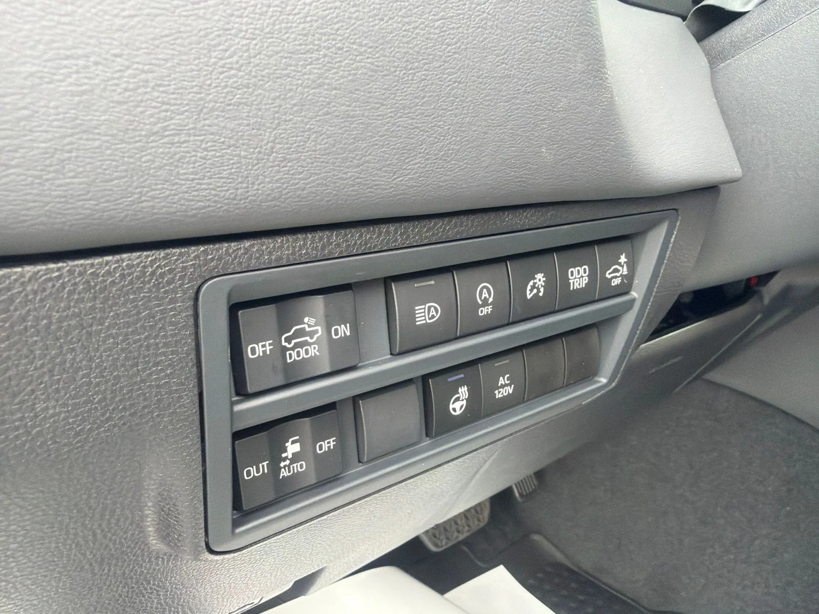 New 2026 Wind Chill Pearl Toyota Platinum image 14