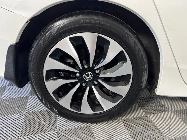 Used 2015 White Honda  image 42
