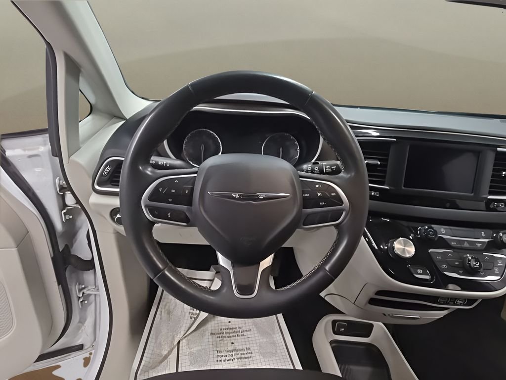 Used 2022 White Chrysler LX image 27