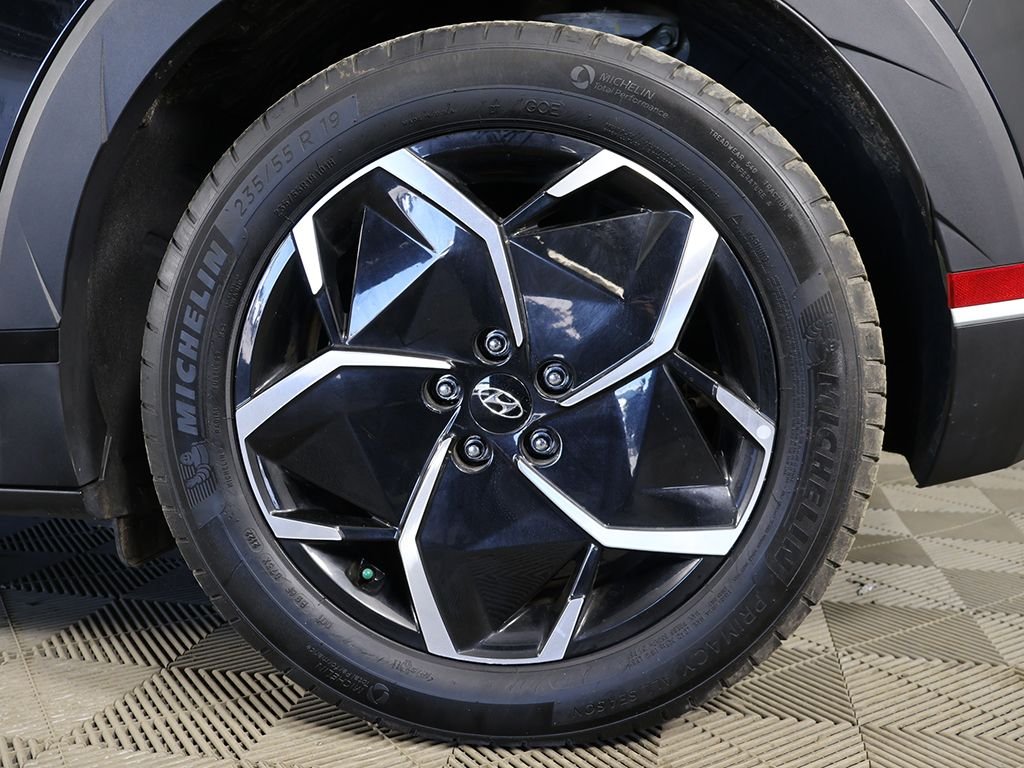 Used 2023 Black Hyundai SE image 18