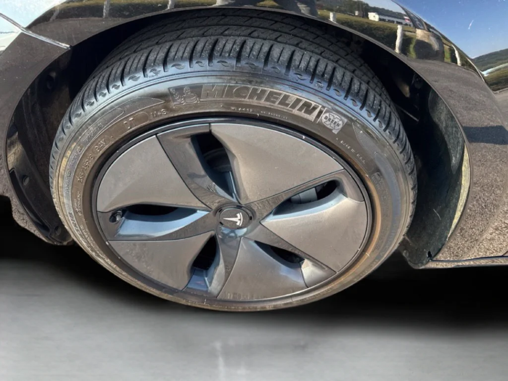 Used 2018 Obsidian Black Metallic Tesla Long Range image 32