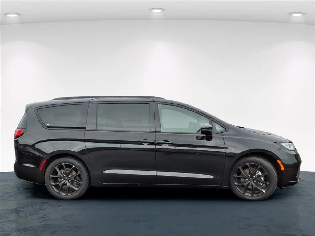 Used 2025 Black Chrysler Limited image 7