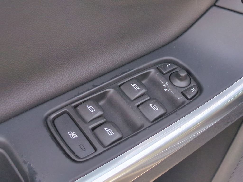 Used 2016 Gray Volvo T5 image 12