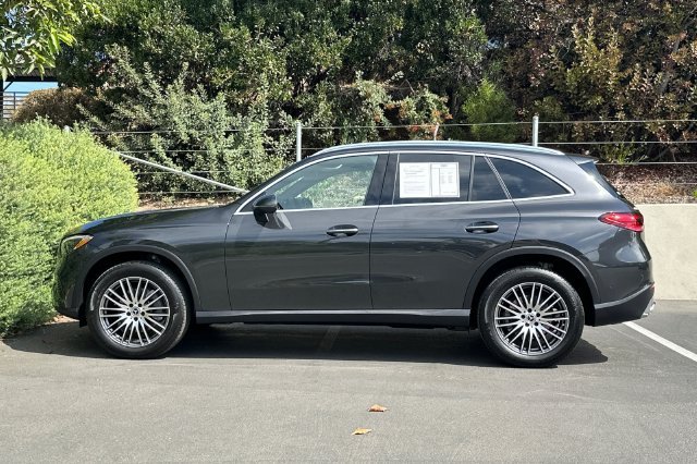 Used 2025  Mercedes-Benz GLC 300 image 2
