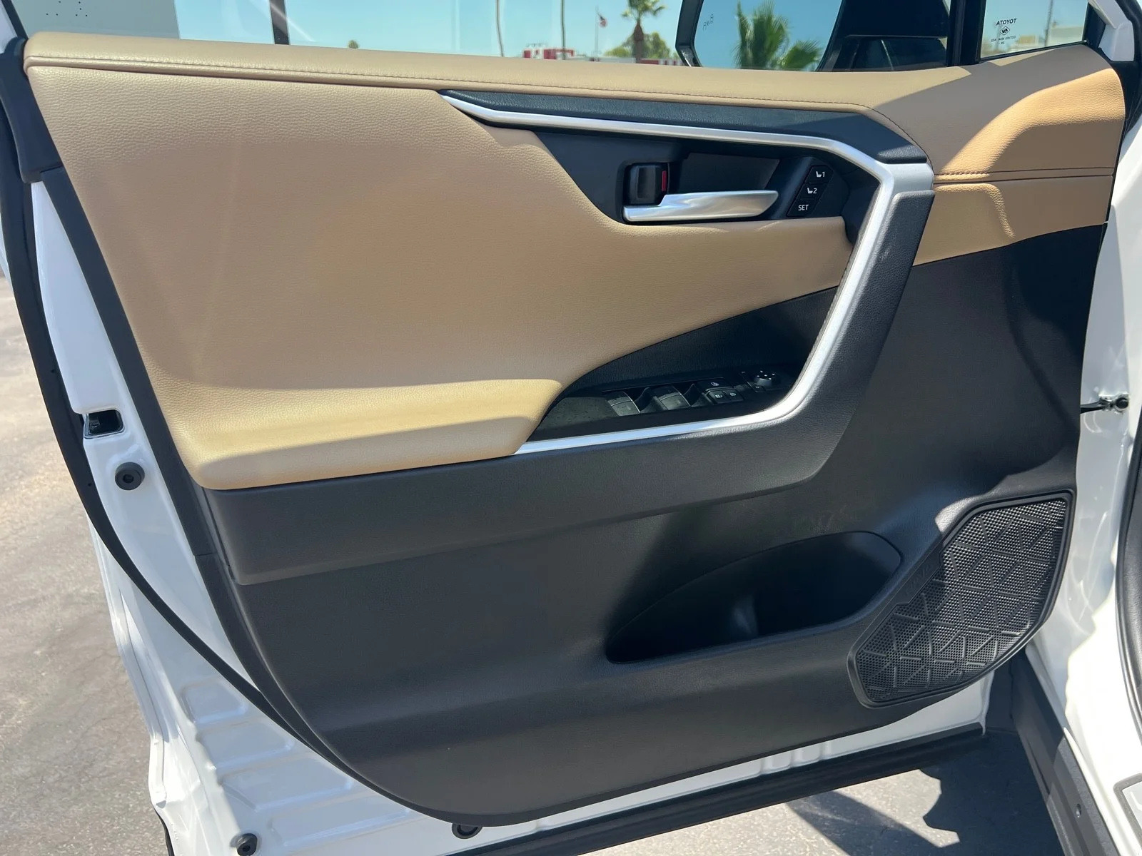 Used 2025 Wind Chill Pearl Toyota Limited image 12
