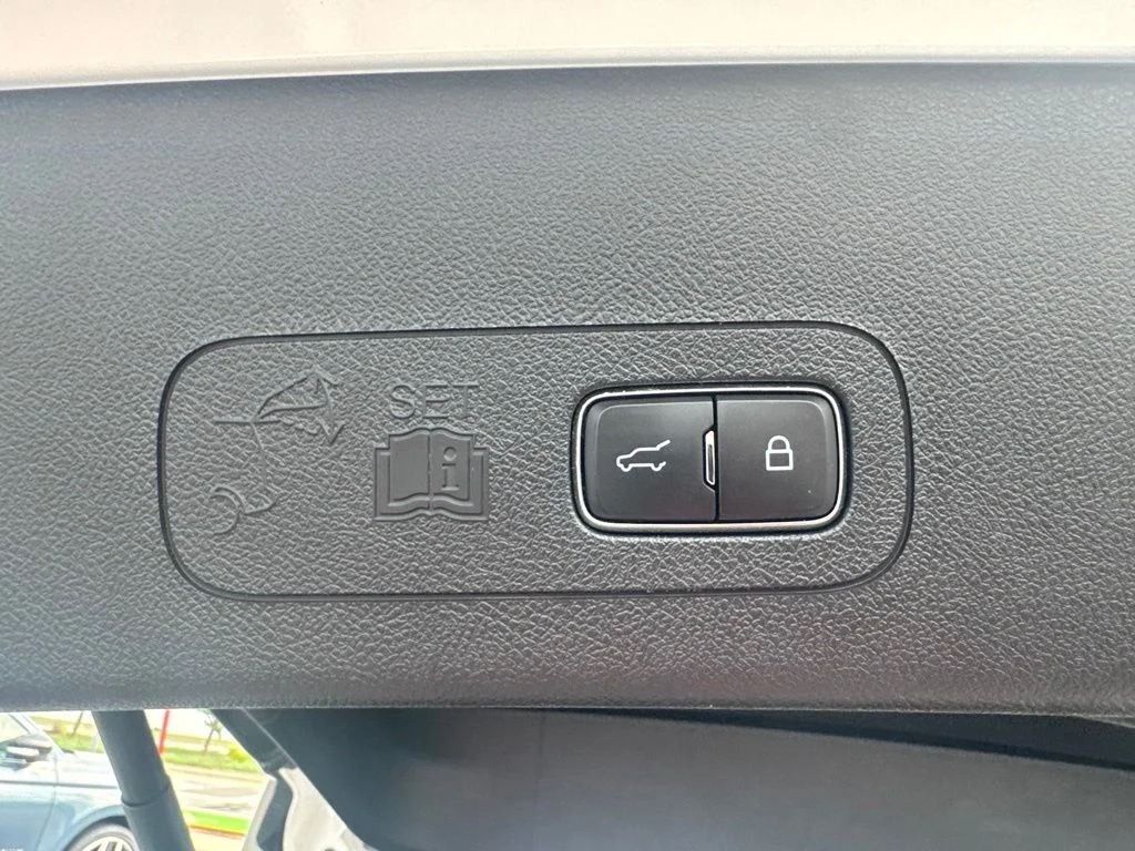 Used 2023 White Metallic Lincoln Standard image 41