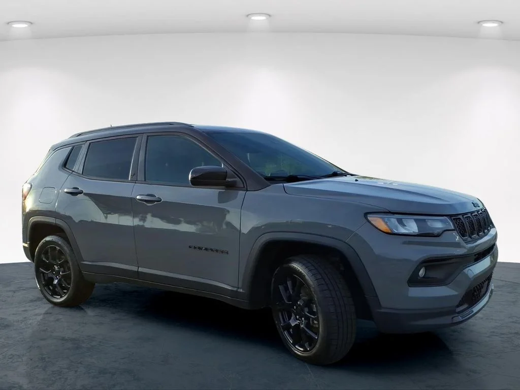Used 2023 Gray Jeep Latitude image 5