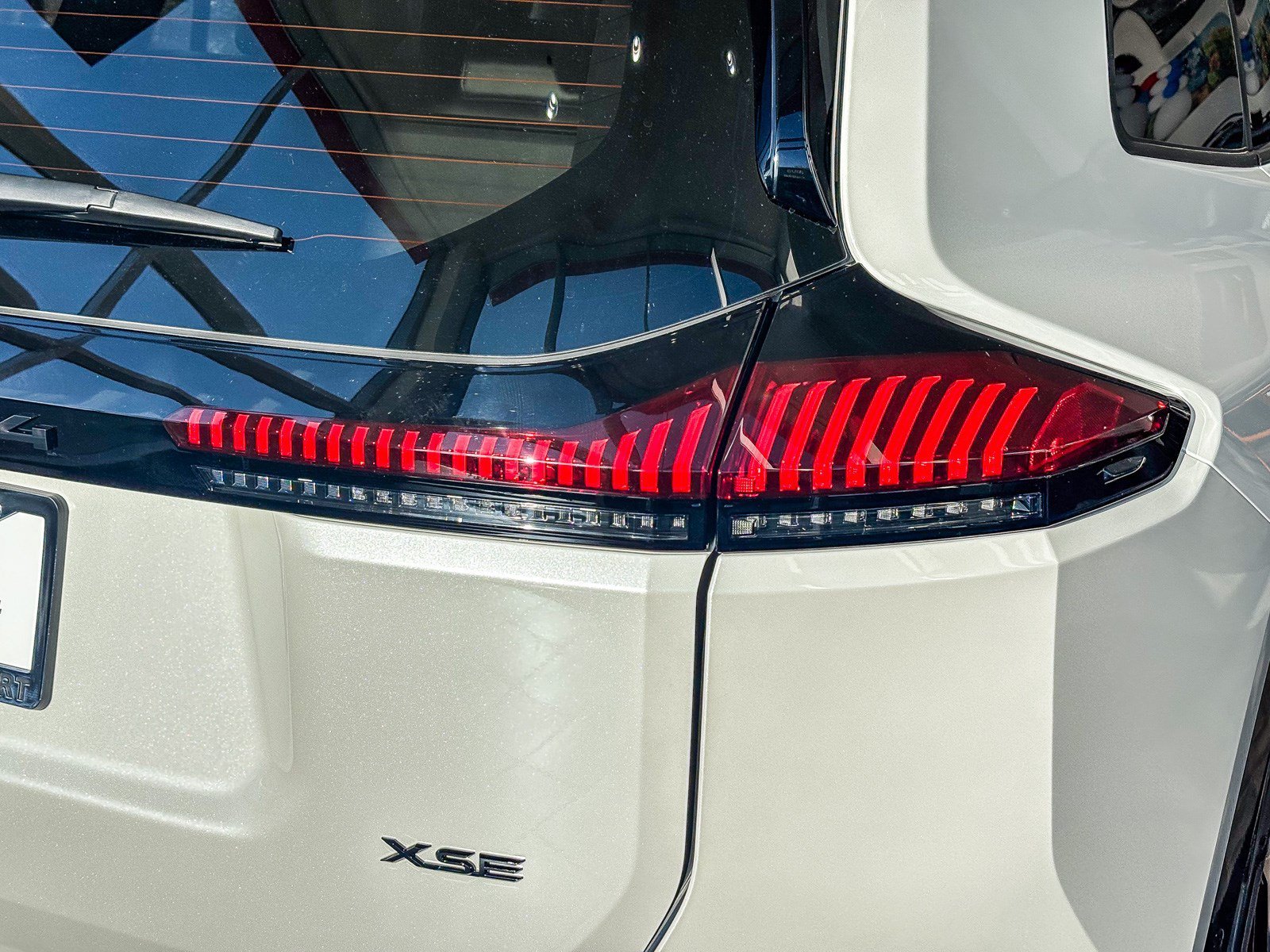 New 2026 Wind Chill Pearl with Midnight Black Metallic roof <sup>1</sup> Toyota  XSE image 7