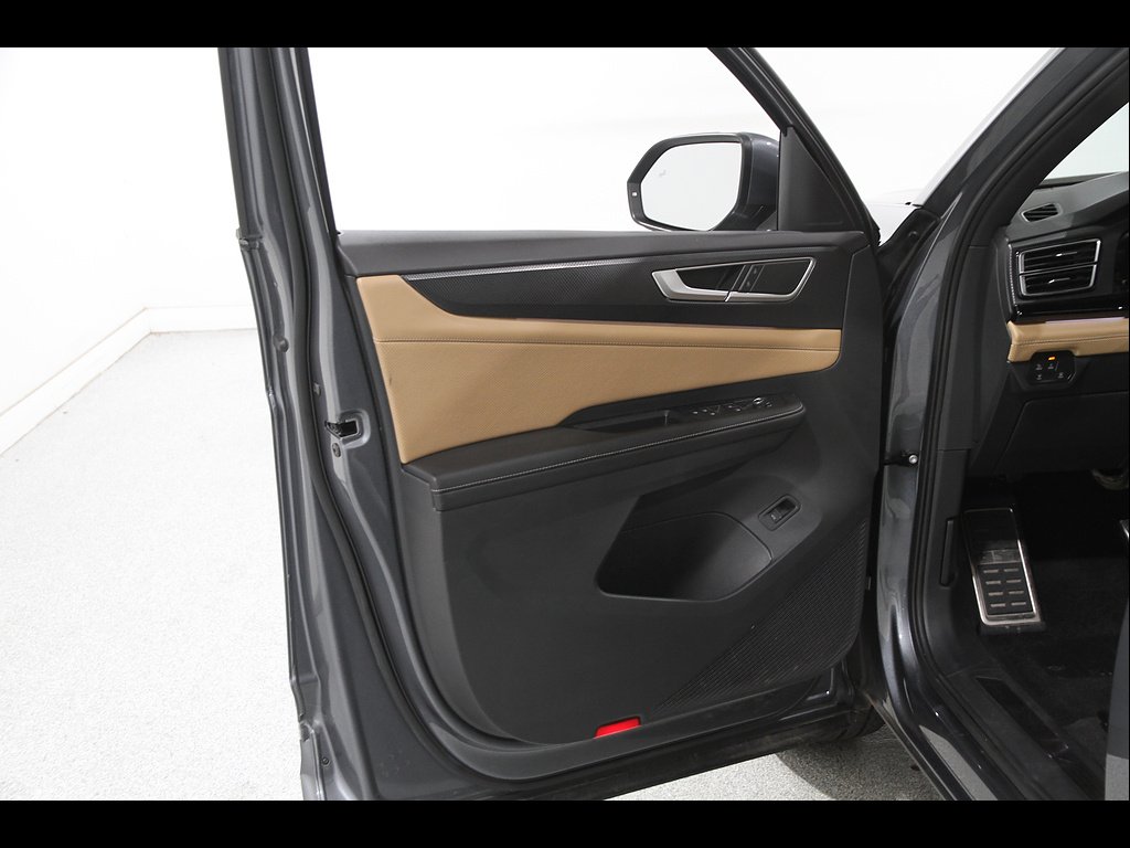 Used 2024 Platinum Gray Metallic Volkswagen SEL R-Line 4Motion image 4