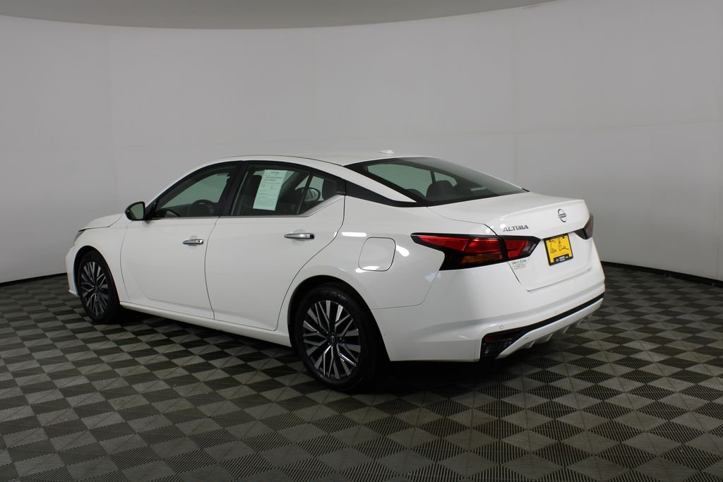 Used 2025 White Nissan 2.5 SV image 4