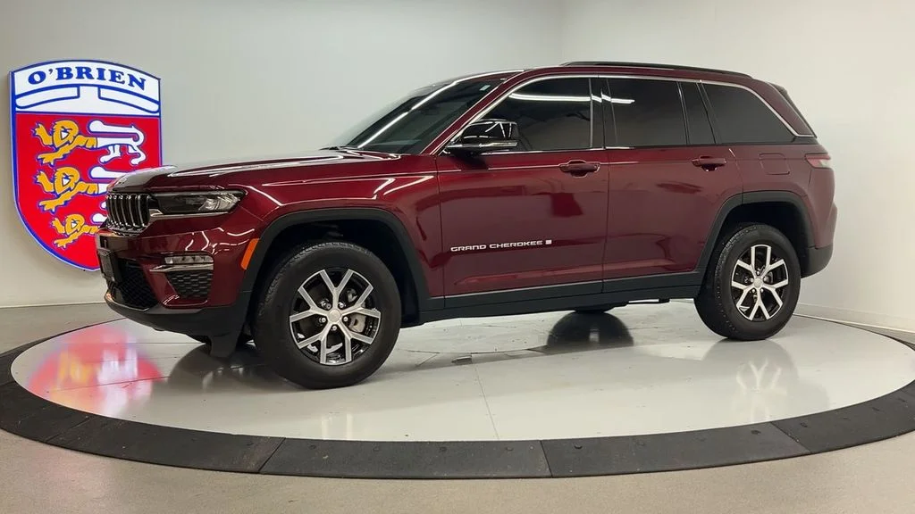 Used 2025 Velvet Jeep Limited image 8